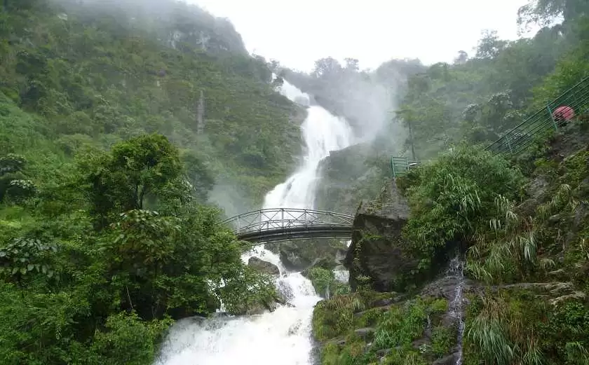 ​Thác Bạc -điểm du lịch ở xa trung tâm sapa.