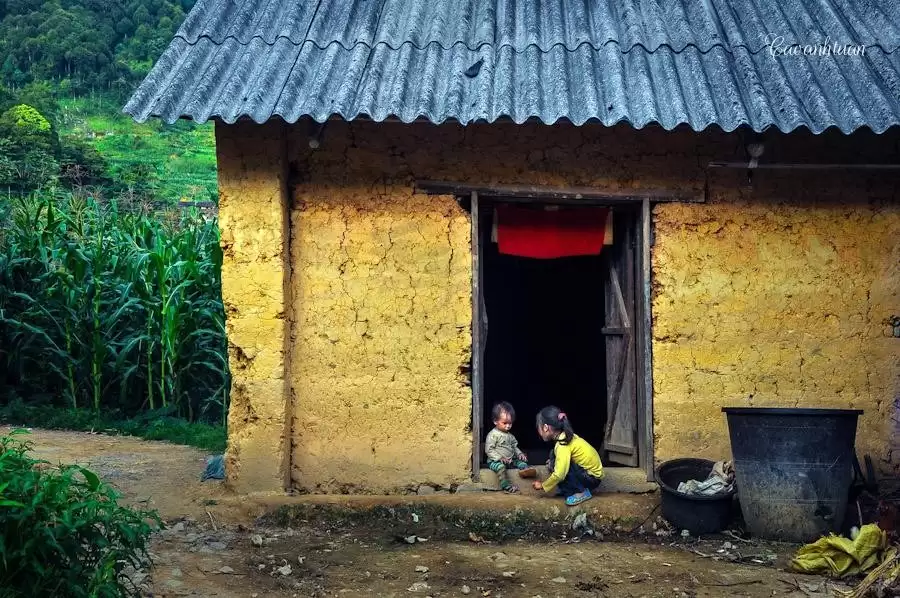 Những em bé vùng cao cực dễ thương (Ảnh: Cao Anh Tuấn)